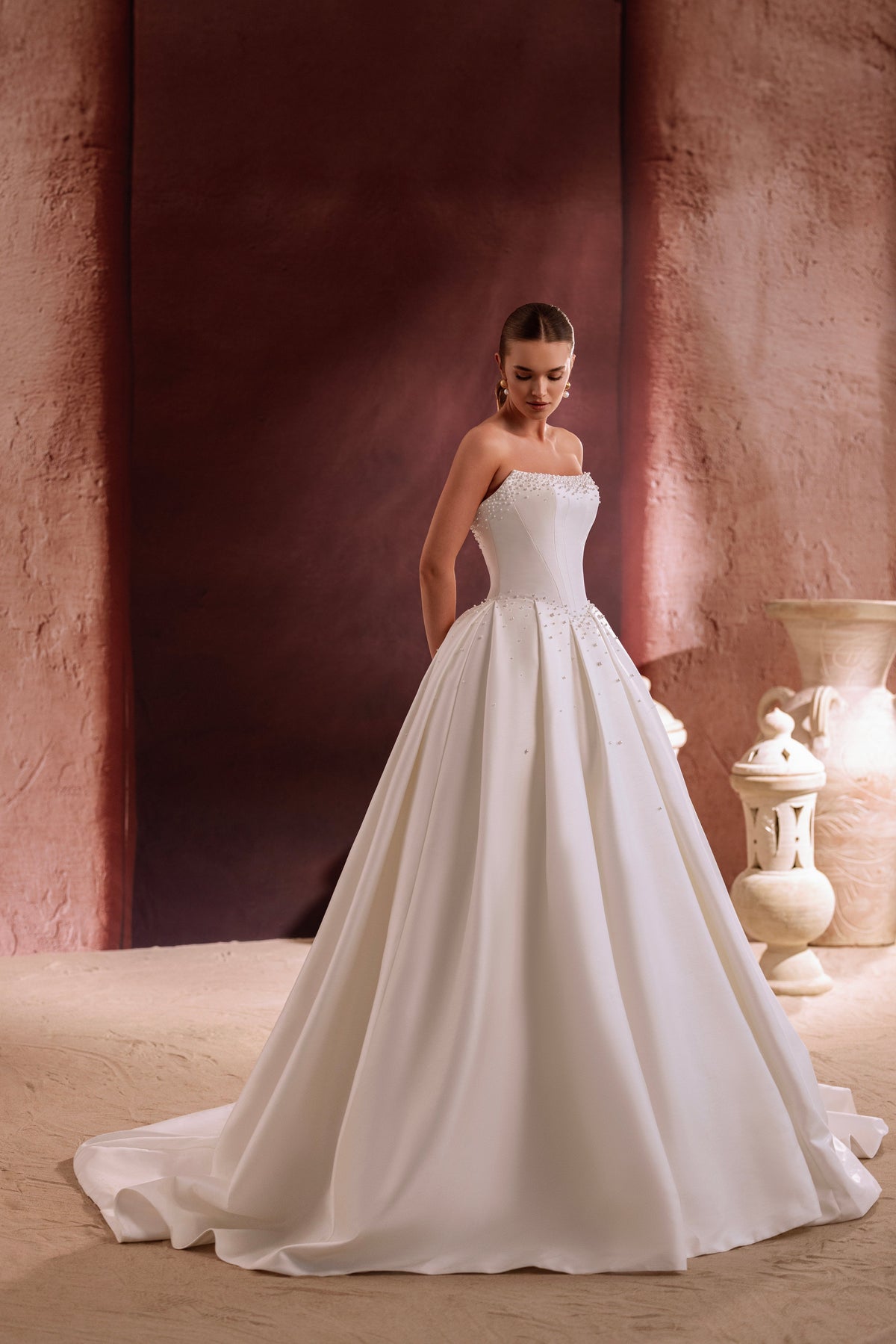 Robe de mariée princesse Noor, avec un corsage orné de perles.
