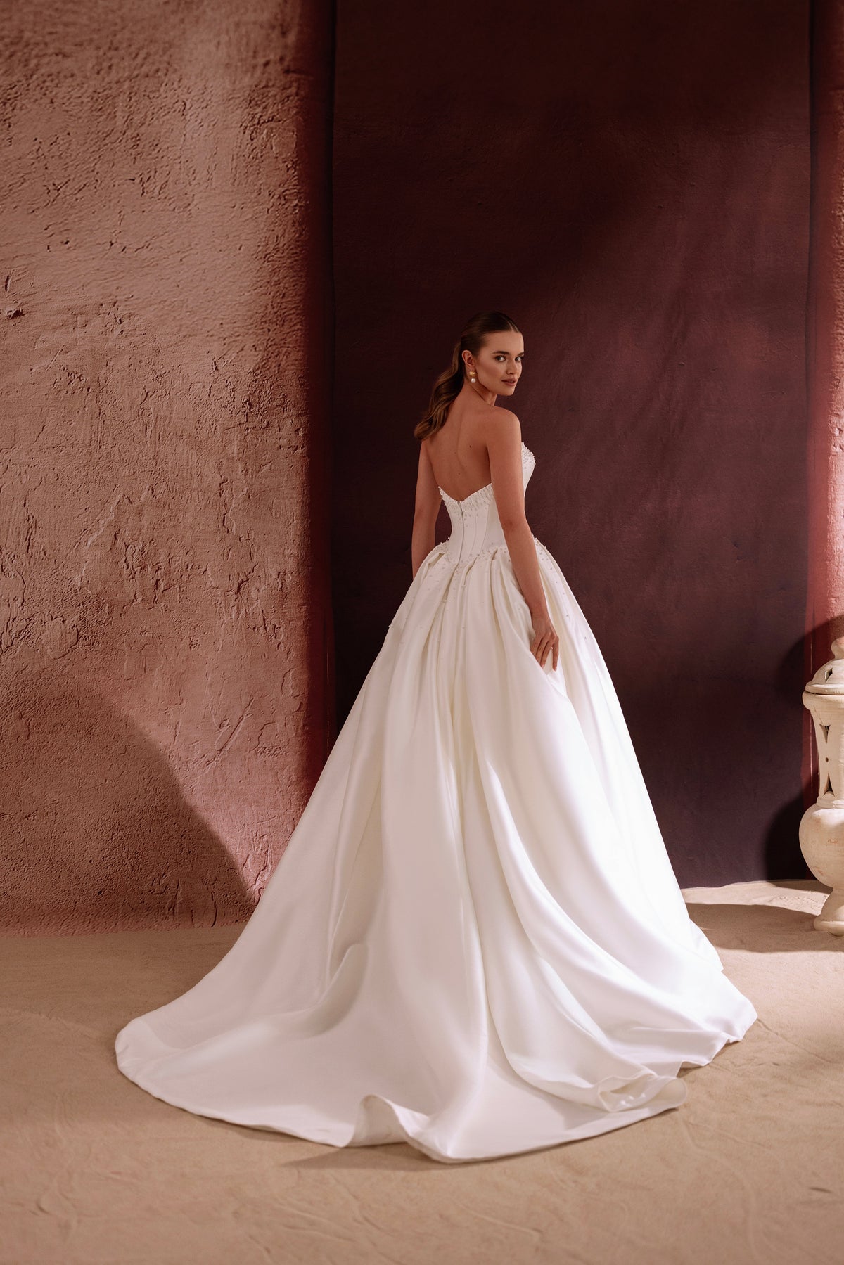 Robe de mariée Noor, avec un décolleté cœur et un corsage ajusté.