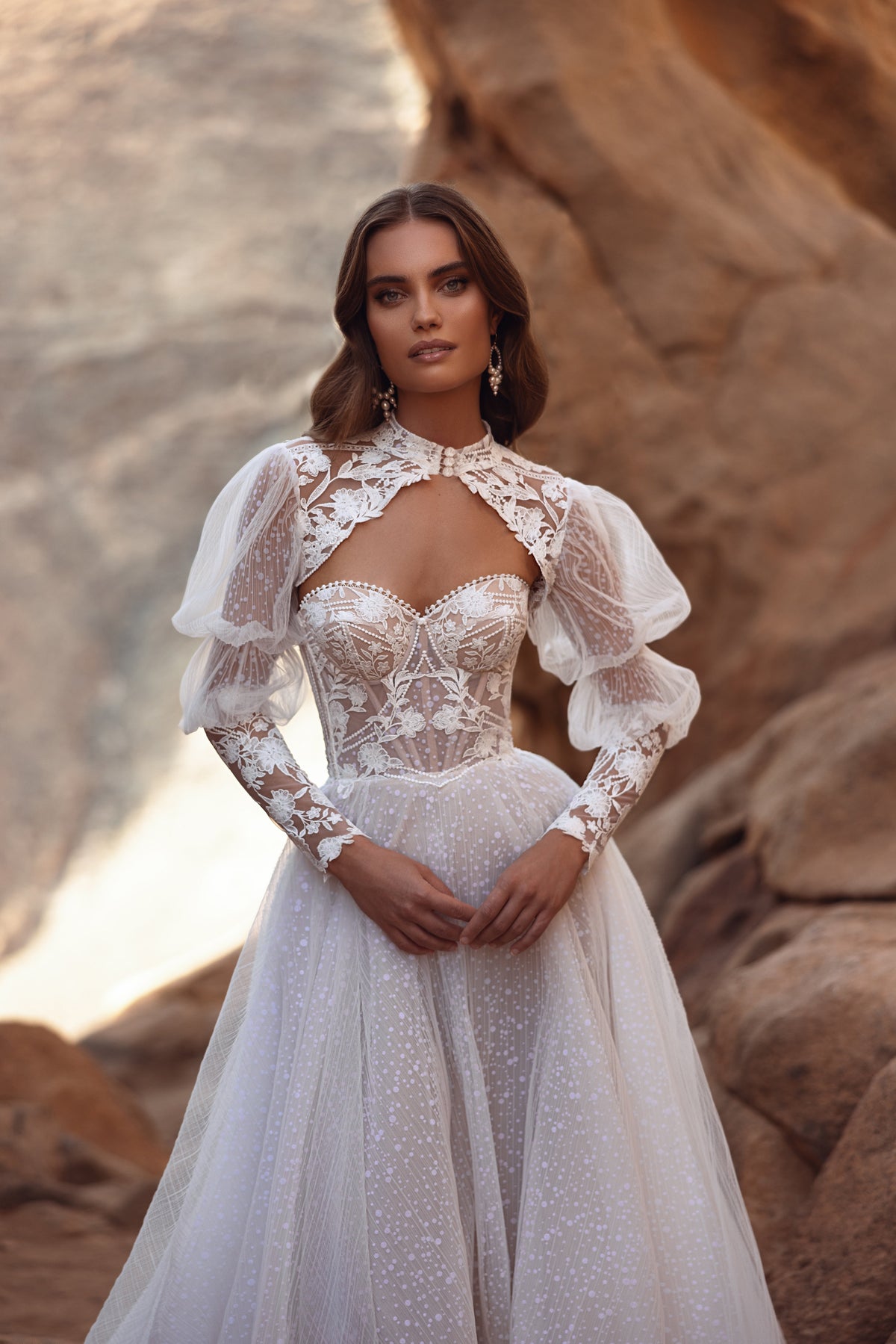 Robe de mariée Oasis en dentelle, avec des manches bouffantes et une jupe en tulle transparent.