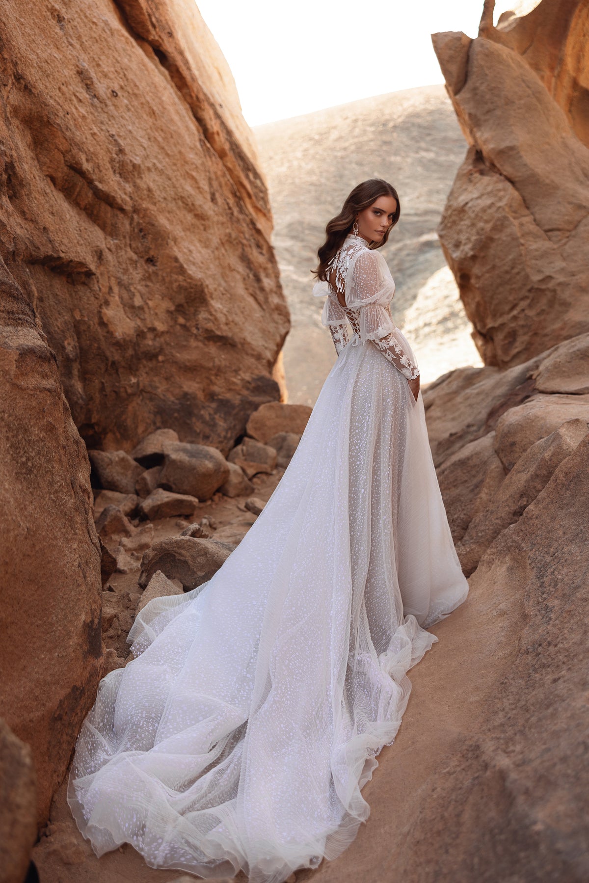Robe de mariée Oasis, avec une encolure montante et de longues manches en dentelle.