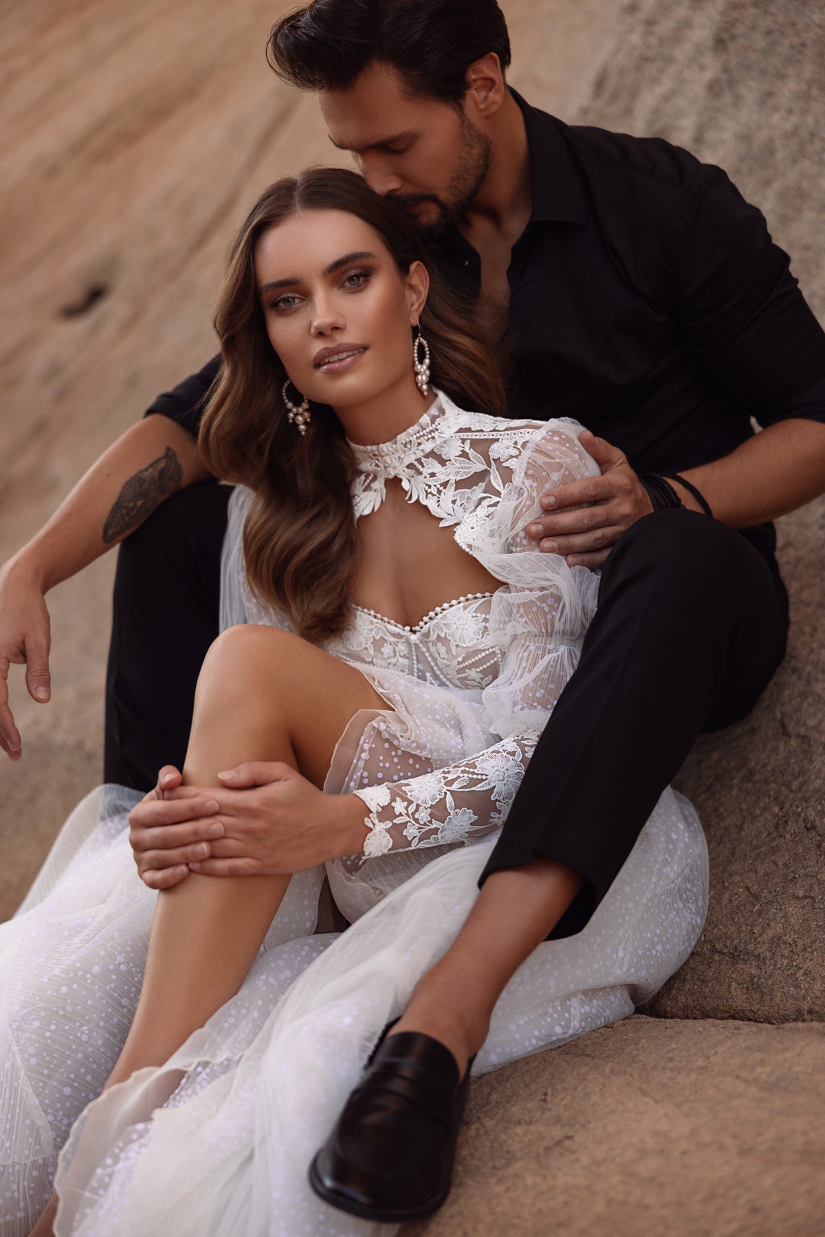 Robe de mariée Oasis, avec une traîne fluide et des détails de dentelle.