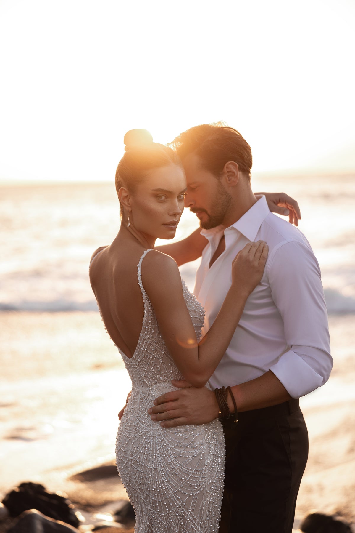 Robe de mariée Rebecca, avec un décolleté en V profond et une coupe près du corps.