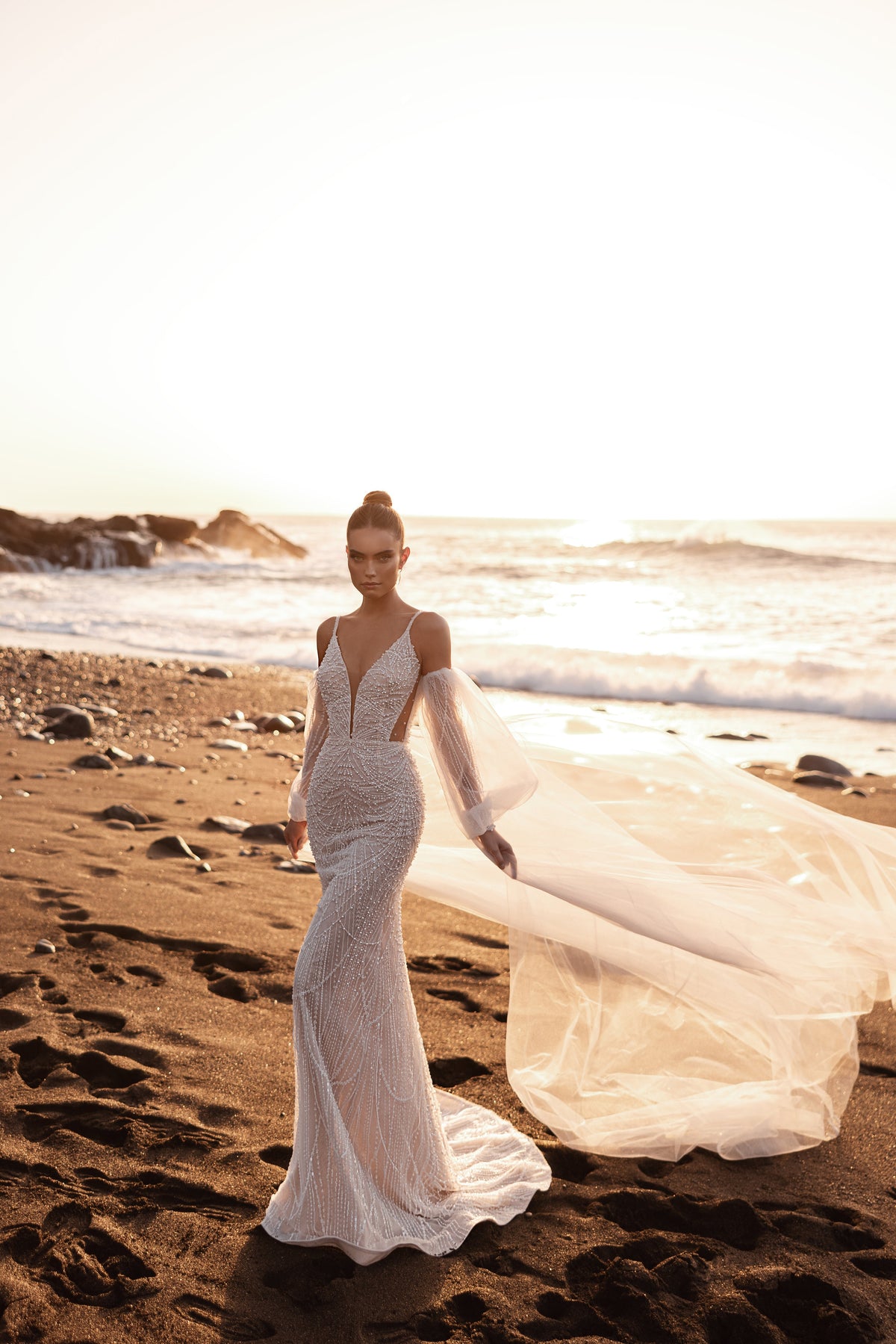 Robe de mariée Rebecca, avec des broderies de perles et des manches en tulle laissant les épaules dénudées.