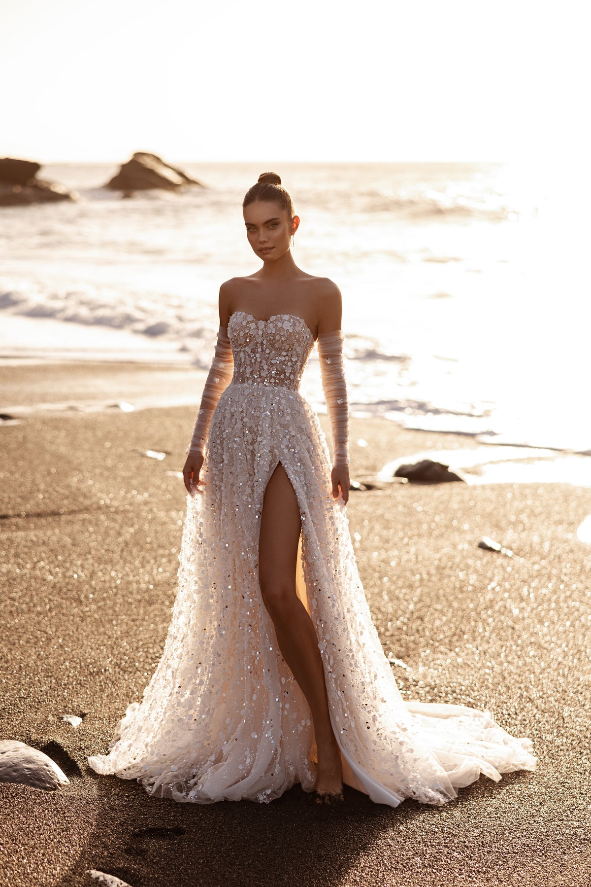 Robe de mariée Reem, avec un corset à sequins, une longue traîne et une texture florale en relief.