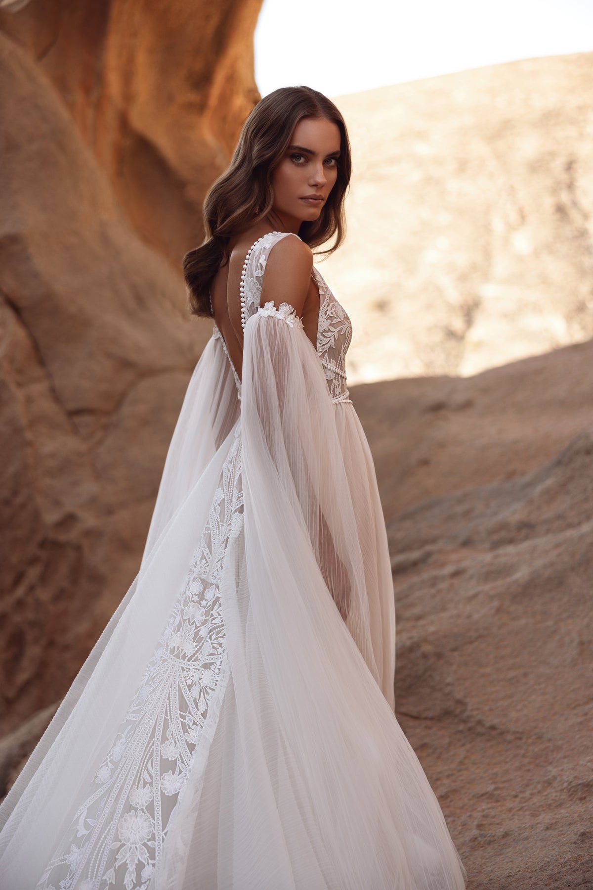Robe de mariée Salome, avec un décolleté en V profond et de délicats détails de dentelle.