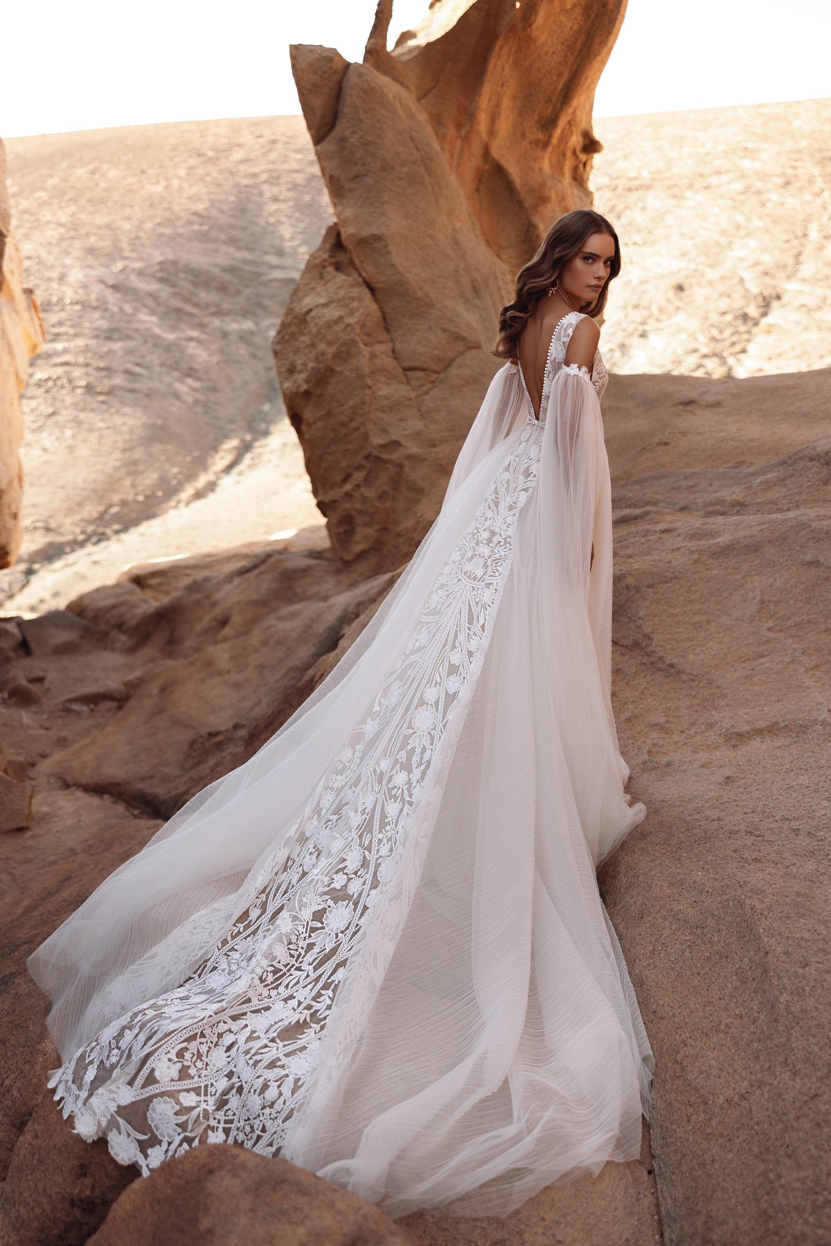 Robe de mariée Salome, avec une traîne cathédrale et des broderies de dentelle.