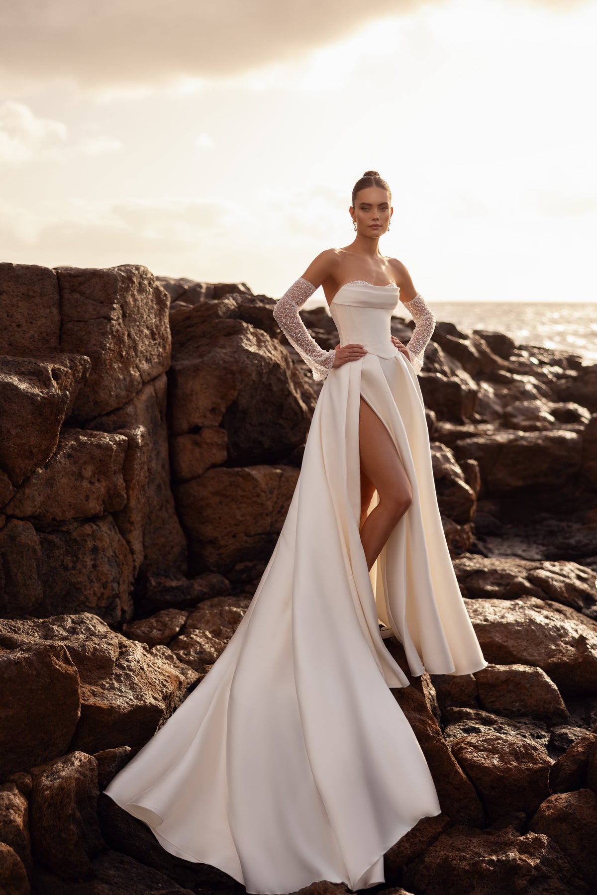 Robe de mariée Sarabi, avec un corset structuré et des gants ornés de perles.