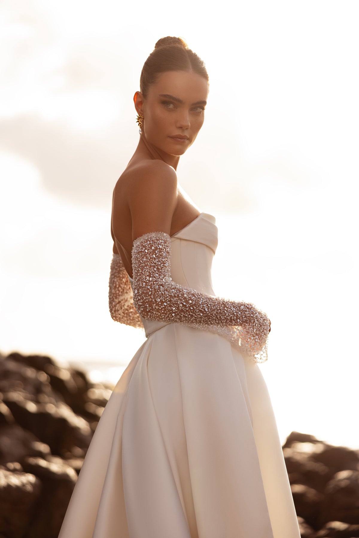Robe de mariée Sarabi, avec un dos nu et une traîne ample.