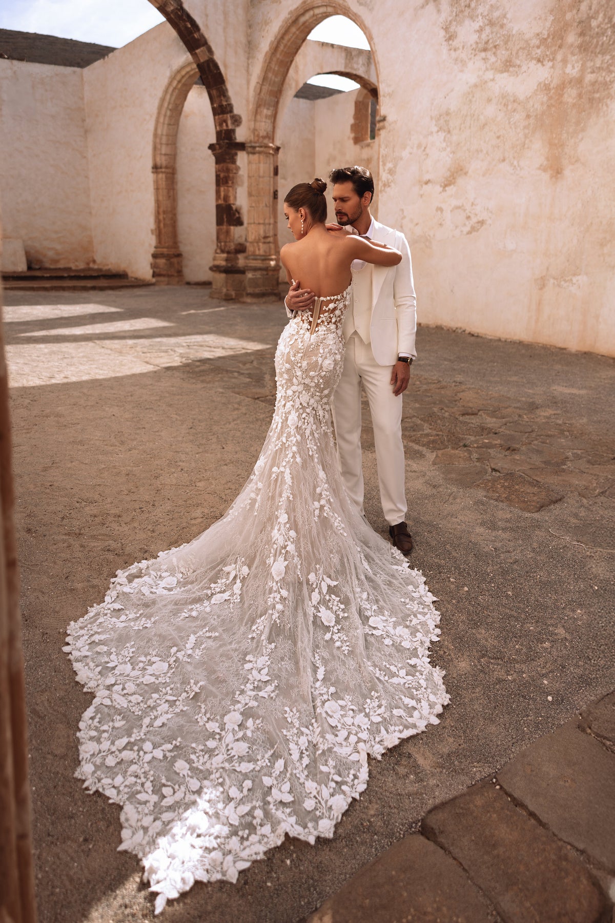 Robe de mariée sirène Sarifa, avec un corset et des broderies de dentelle florale.
