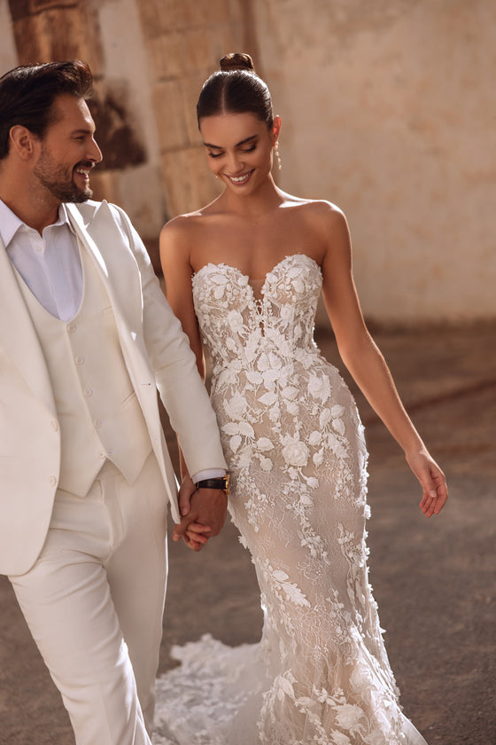 Robe de mariée Sarifa, avec un dos nu et une traîne en dentelle florale.