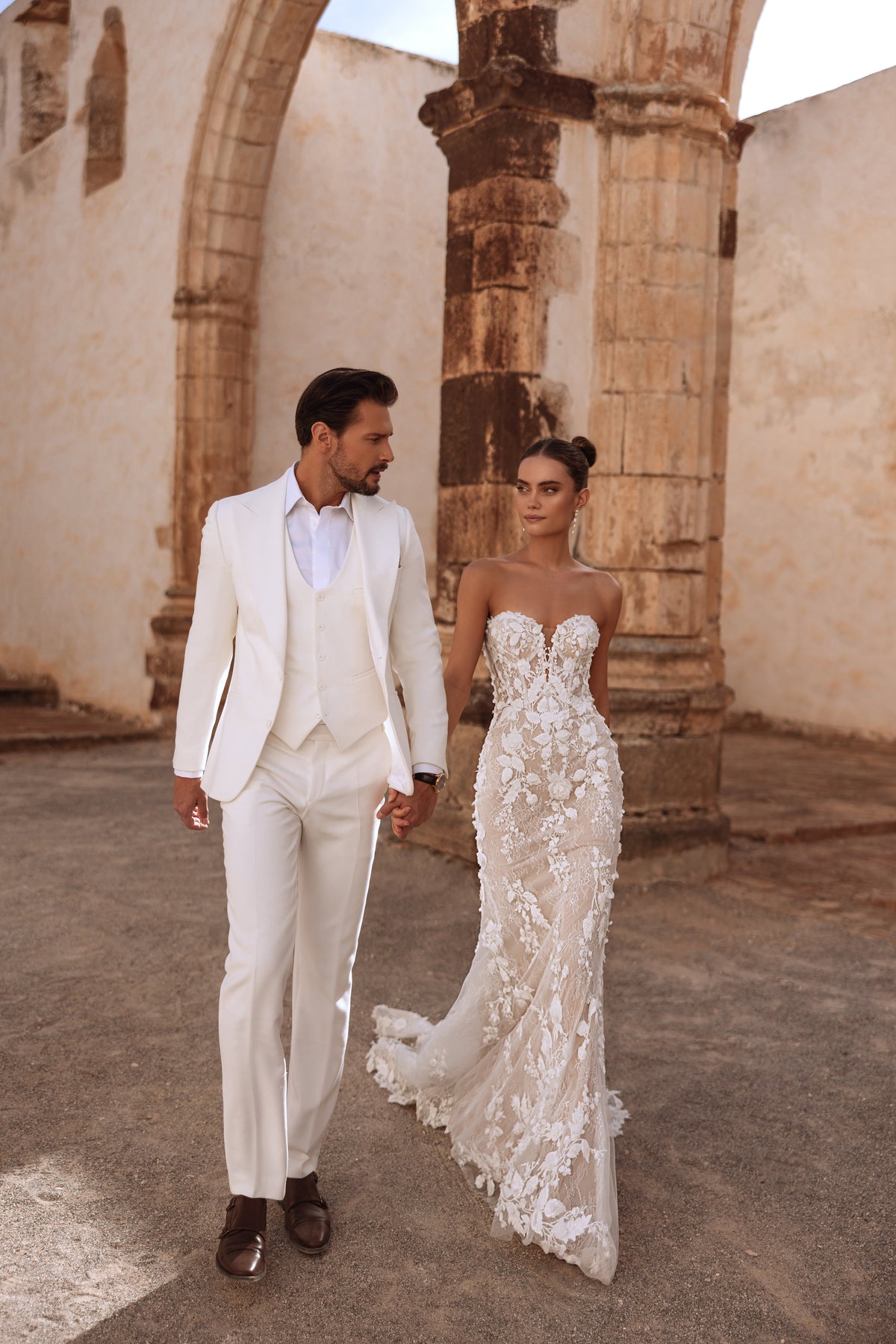 Robe de mariée Sarifa sans bretelles, avec un décolleté cœur et des appliqués floraux.