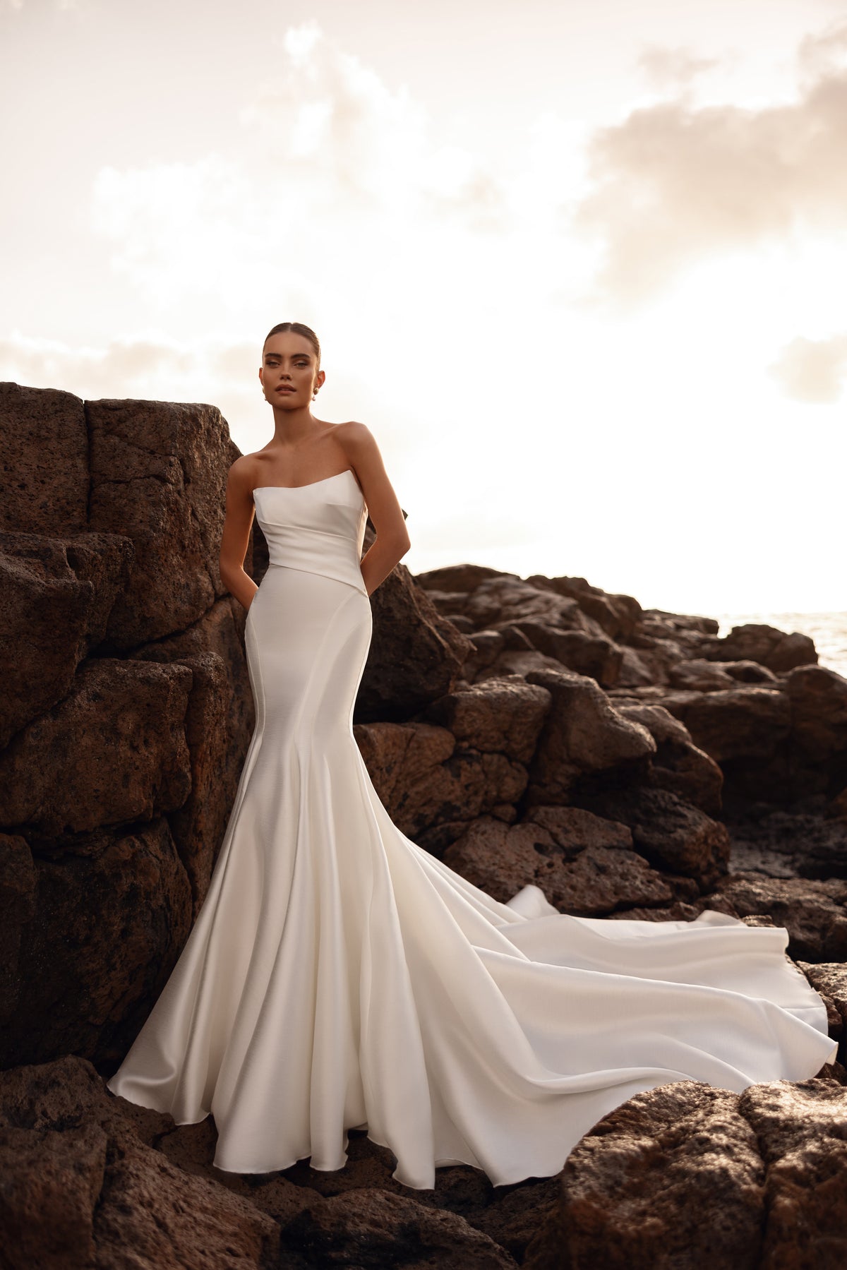 Robe de mariée sirène Soraya, avec un dos nu au coucher du soleil.