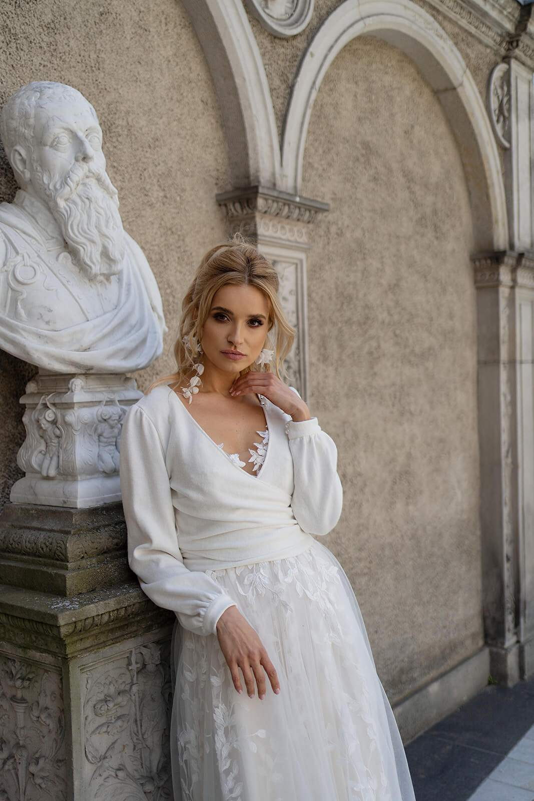 Pull de mariée uni sur le devant, DAMA Couture.
