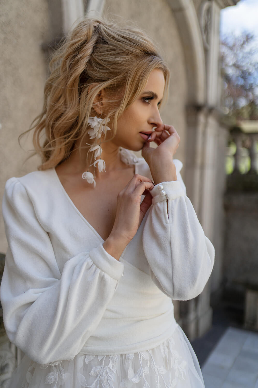 Pull de mariée uni sur le devant, DAMA Couture.
