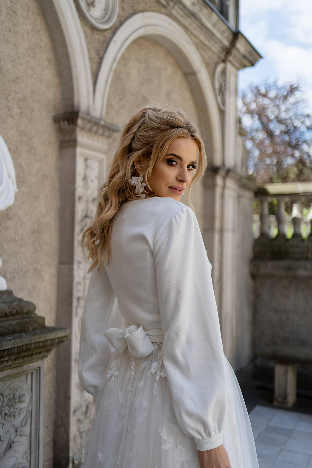 Pull de mariée uni sur le devant, DAMA Couture.