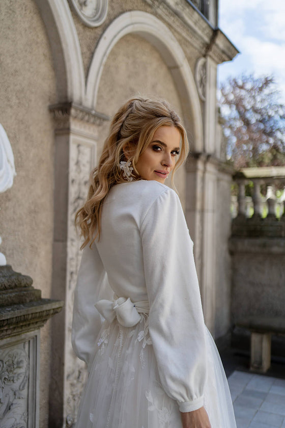 Pull de mariée uni sur le devant, DAMA Couture.