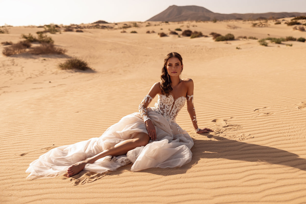 Robe de mariée courte Tamara, avec une surjupe en tulle.
