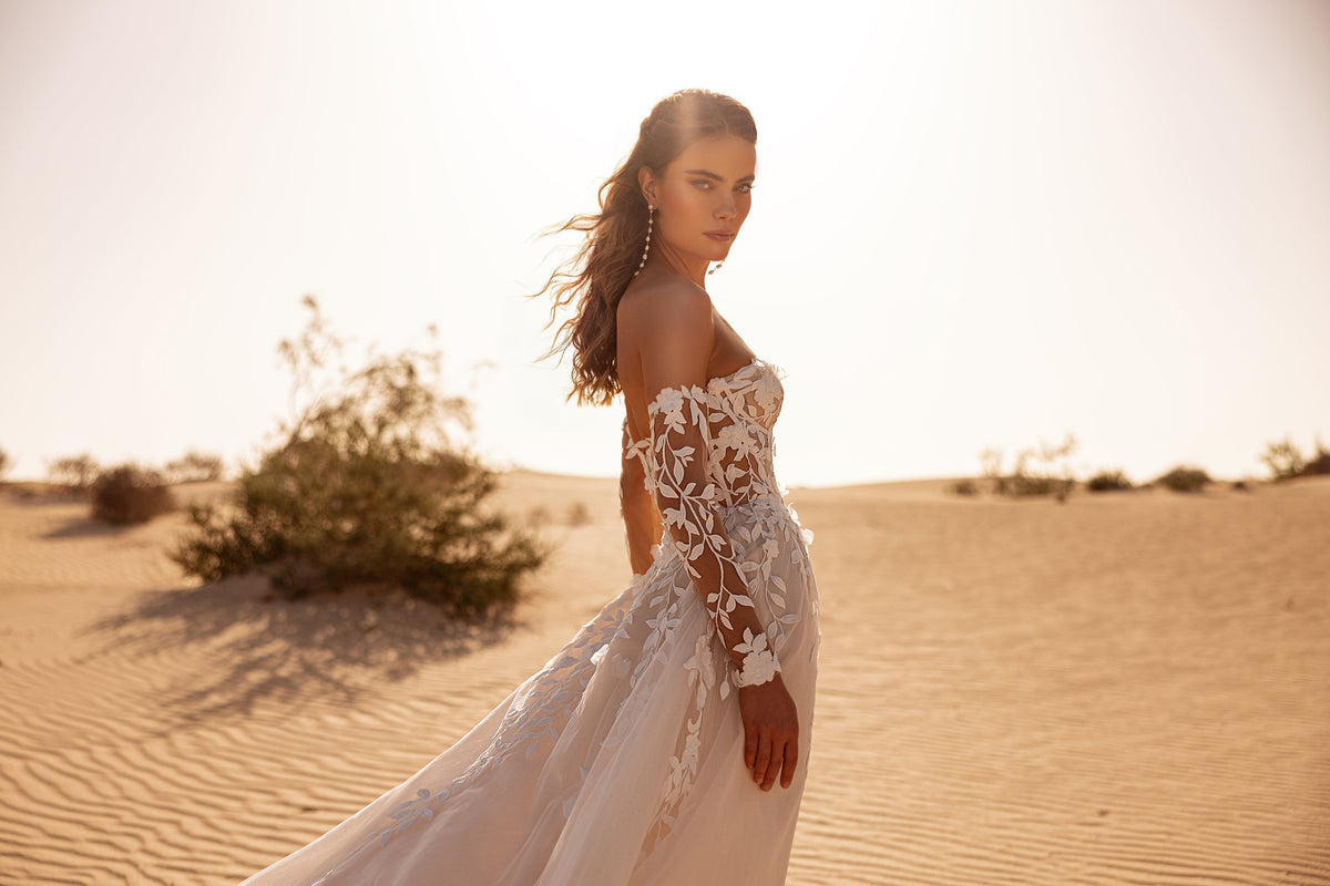 Robe de mariée Tamara, avec un corset à décolleté cœur et des appliqués floraux.