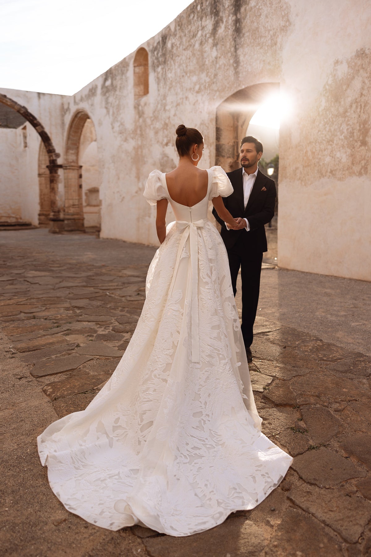 Robe de mariée Vanilla, avec un corsage structuré et une jupe en tulle brodé.