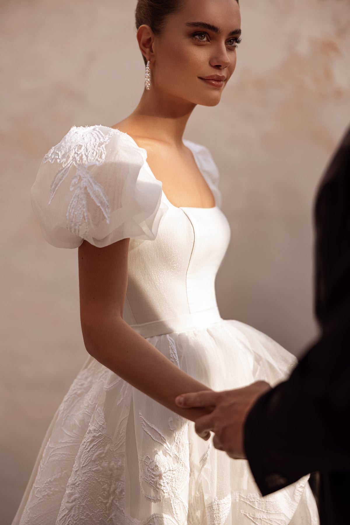 Robe de mariée Vanilla, avec une jupe ample brodée de fleurs.