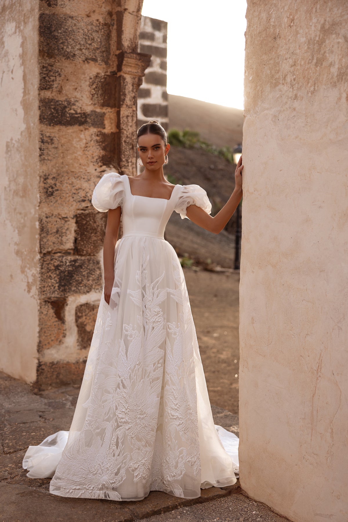 Robe de mariée Vanilla, avec un dos nu et un détail de nœud.
