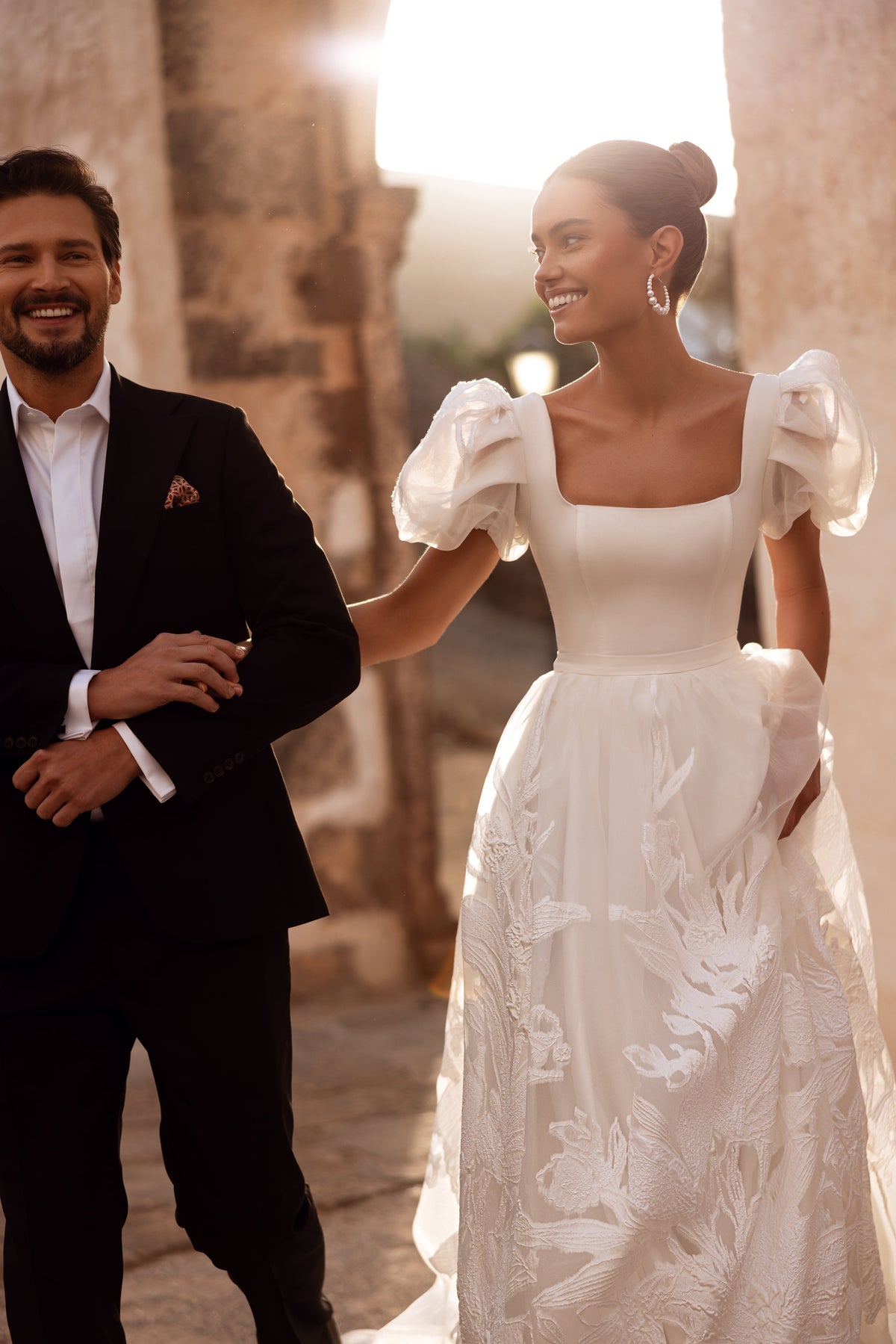 Robe de mariée Vanilla, avec des manches bouffantes en organza et des détails brodés.