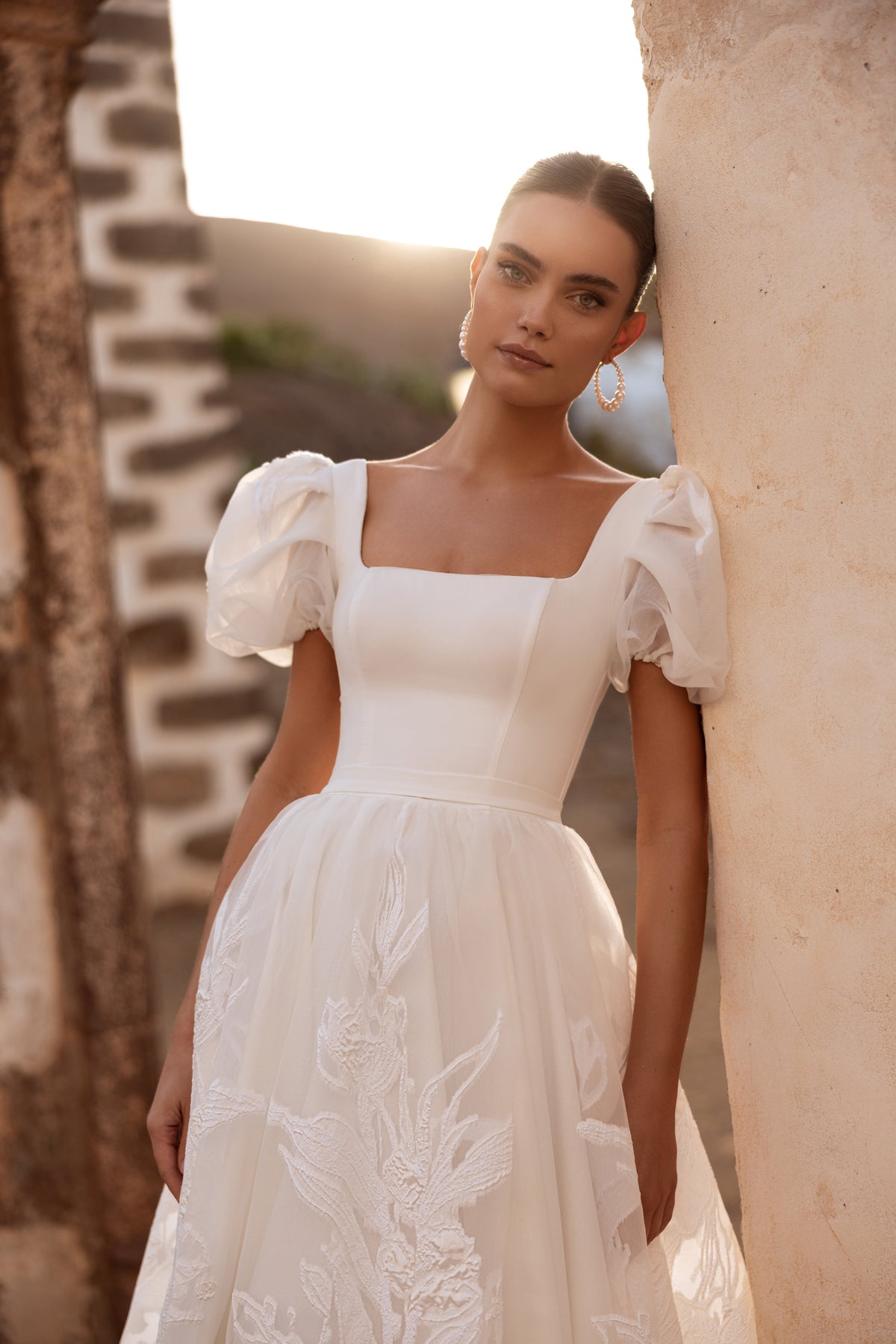 Robe de mariée Vanilla, avec des manches bouffantes et un décolleté carré.