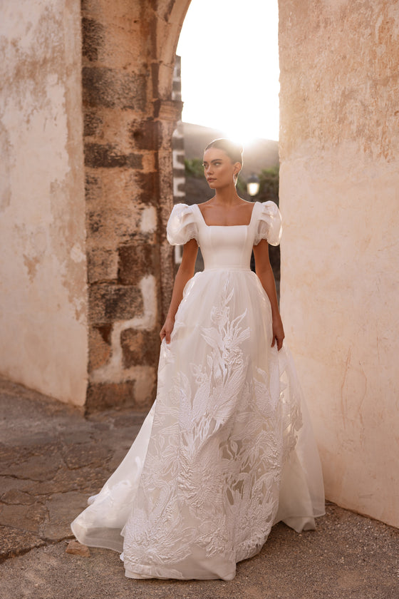Robe de mariée Vanilla, avec un décolleté carré et des manches bouffantes.
